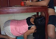 टेबल के नीचे छिपकर चुपके से लंड चूस लिया