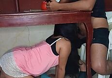 टेबल के नीचे छिपकर चुपके से लंड चूस लिया