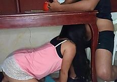 टेबल के नीचे छिपकर चुपके से लंड चूस लिया