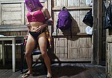 madrastra seductora baila caliente esperando a su hijastro universitario para sexo real exclusivo.