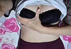 hermosa latina natural tiene orgasmo tras orgasmo en el sofa casero real, spanking her fat ass.