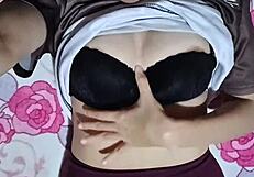 hermosa latina natural tiene orgasmo tras orgasmo en el sofa casero real, spanking her fat ass.