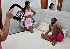 बैकस्टेज पर नोविन्हा करीना मेलो मोटल में लड़कों को टाइट अस्स देती है