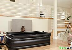 शरारती बड़े चुचियों वाली ब्रूनेट मसाज ने वेट नुरु मसाज फिल्माई