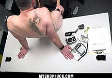 सौतेली बेटी की चोरी से परेशान सौतेला पापा सिक्योरिटी गार्ड से हार्डकोर डील करता