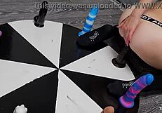 डिल्डोज़ व्हील में वाइफ एनल ऑर्गेज्म जीतने की कोशिश करती है