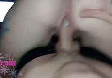 टैटू वाली 18+ लड़की के बालों में कम