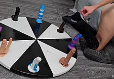 डिल्डोज़ व्हील में वाइफ एनल ऑर्गेज्म जीतने की कोशिश करती है