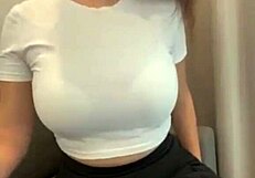 भाभी शॉर्ट स्कर्ट में ब्रा फ्लैश करके आउटडोर्स में टीज करती है