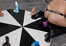 डिल्डोज़ व्हील में वाइफ एनल ऑर्गेज्म जीतने की कोशिश करती है