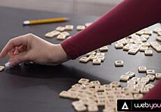 हॉर्नी Violet Starr गंदे शब्दों से Freya Parker को टिट करती है