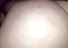 मोटी लैटिना बिना कंडोम राइड करने की भीख मांगती है और बड़े लंड पर जोरदार चीखती