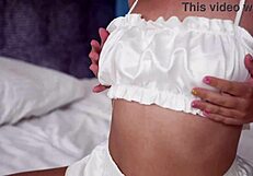 देखो यह ब्रूनेट स्लट अपने पहले एनल में मोन्स्टर डिक लेती है