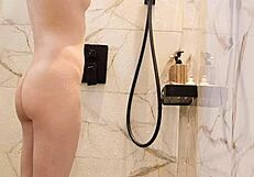 yo, check this cute japanese girl with black hair bathing, so hot! 🛁