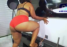 Nigerian Big Ass Beauty Shakes Her Wet Pussy Ready for Hard Doggystyle Fucking