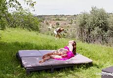 कैमरा लेडी लाइन थ्रीसम कैसे किया जाता है दिखा रही है