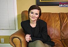 शॉर्ट-हेयर्ड ब्रूनेट काइलि जुनूनी से मोन्स्टर लंड चूसती है और वीर्य निगलती है