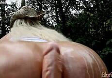 काउगर्ल वाइल्ड फॉरेस्ट में ऑयल के साथ ह्यूज डिल्डो पर राइडिंग करती है!