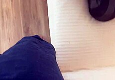 मैंने अपने सौतेले बेटे को मस्तरबेट करते हुए पकड़ा और अपनी बड़ी टिट्स से उसे कम करने में मदद की