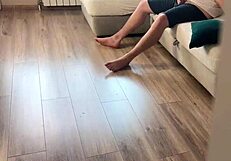 मैंने अपने सौतेले बेटे को मस्तरबेट करते हुए पकड़ा और अपनी बड़ी टिट्स से उसे कम करने में मदद की