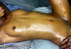 मीठी पतली टीन 18+ लड़की लसदार होंठों वाली जोर से चोदी जाती है। मल उसके एबोनी बॉडी को ढकता है!