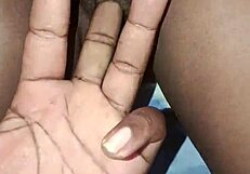 मेरी बालों वाली चूत इस क्लोज-अप शॉट में इतनी ज्यूसी लगती है