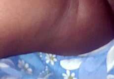 मेरी बालों वाली चूत इस क्लोज-अप शॉट में इतनी ज्यूसी लगती है