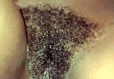 मेरी बालों वाली चूत इस क्लोज-अप शॉट में इतनी ज्यूसी लगती है