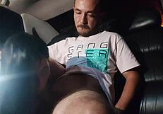 esposa gostosa chupando o corno enquanto o uber de pau grande fode o cu sem d�