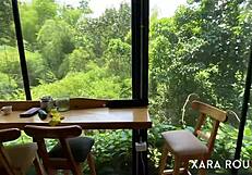 Mucama hace un trio con sus jefes en halloween