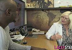 ब्रिटिश ग्रैनी इंटररेसल एनल में फीयरस इंटेंसिटी से लेती है