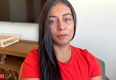 सेक्सी रेडहेड मसाजर टिट्स से क्लाइंट को मसाज देती और किस करती है