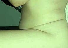 mi hijastro me mira mientras me cambio y se pone cachondo!