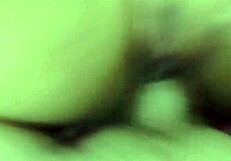 coroa vagabunda sorrindo enquanto empurro forte a rola na bucetona gostosa dela