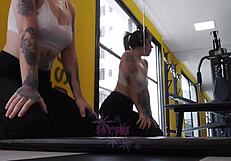 नॉटी ब्लॉन्ड टाइट लेगिंग्स में जिम पर कैमेलटो फ्लैश करती है