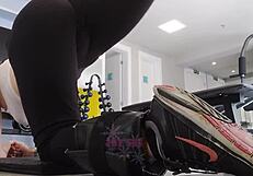 नॉटी ब्लॉन्ड टाइट लेगिंग्स में जिम पर कैमेलटो फ्लैश करती है