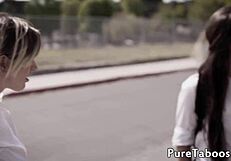 टीन लंड साझा करती हैं किंकी थ्रीवे में