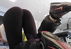 नॉटी ब्लॉन्ड टाइट लेगिंग्स में जिम पर कैमेलटो फ्लैश करती है