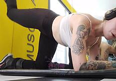 नॉटी ब्लॉन्ड टाइट लेगिंग्स में जिम पर कैमेलटो फ्लैश करती है