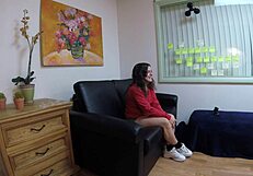 एनल प्ले से पहले स्किनी फ्रेम के साथ लाला रोज़ टेस करती है