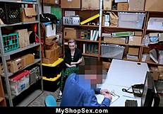 चुराती हुई टीन 18+ 18+ ऑफिसर से कहती है, मैं तुम्हें ब्लोजॉब दूंगी अगर छोड़ दो।