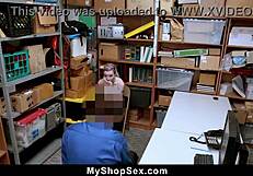 चुराती हुई टीन 18+ 18+ ऑफिसर से कहती है, मैं तुम्हें ब्लोजॉब दूंगी अगर छोड़ दो।