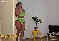 पड़ोसी लड़की बिग एक्सएल लंड को फुटजॉब देती है, डीप थ्रोट चोदाई के साथ, चेहरे पर मूंह भरती है बेडरूम में