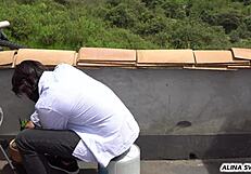 Mi vecino me folla en la terraza mientras mi marido no esta