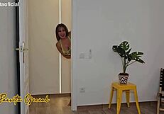 पड़ोसी लड़की बिग एक्सएल लंड को फुटजॉब देती है, डीप थ्रोट चोदाई के साथ, चेहरे पर मूंह भरती है बेडरूम में