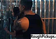 हॉट बेब को उठाया रफ आउटडोर चुदाई के लिए