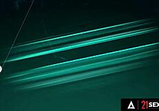 मैं हॉट ब्रूनेट लाना रॉय को 21 सेक्स्टरी में इंटेंस डबल पेनेट्रेशन सीन में देखता हूं