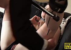 बस्टी ब्रिटिश सब को स्टॉकिंग्स में बांधकर चूत चोदा