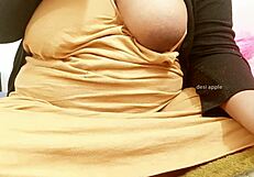 दोस्त की बहन चूचियां मसल रही है