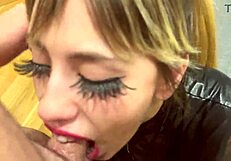 ब्लॉन्ड के चेहरे पर कम से स्पिट